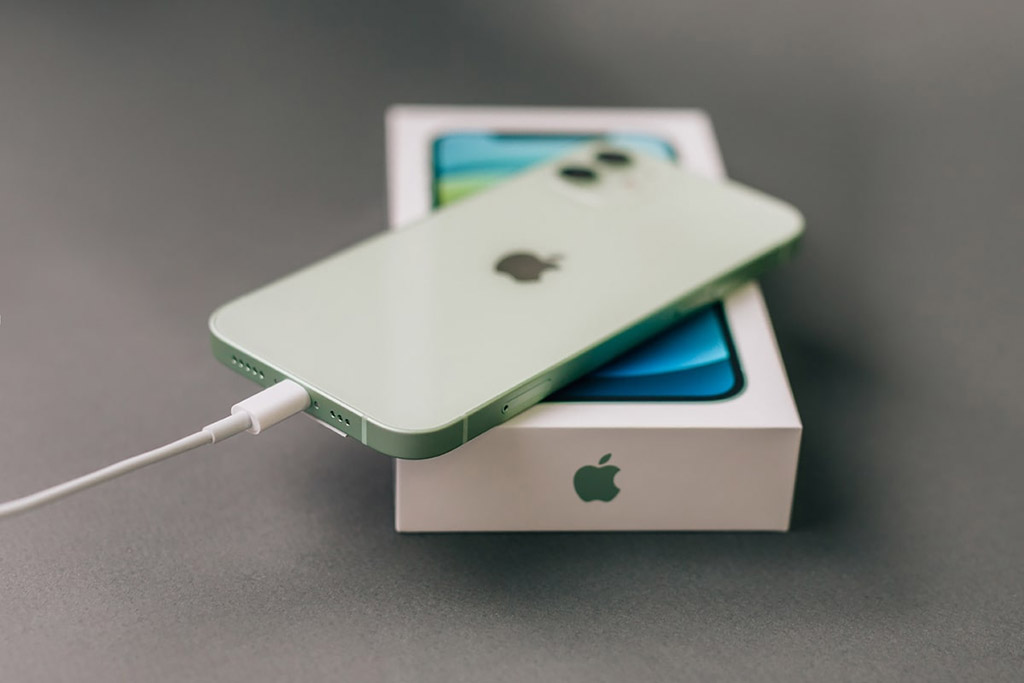 Як правильно заряджати iPhone 12 — Тижневик «ЕХО»