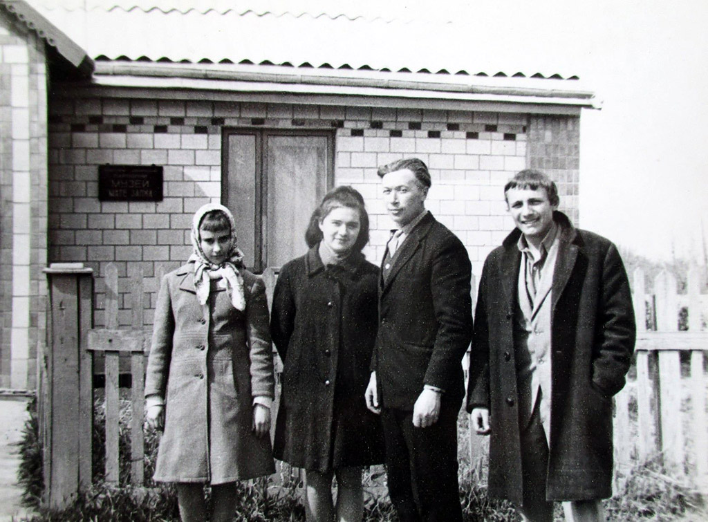 І.А. Біловод із екскурсантами біля музею Мате Залки. 1980-ті рр. Із родинного зібрання
