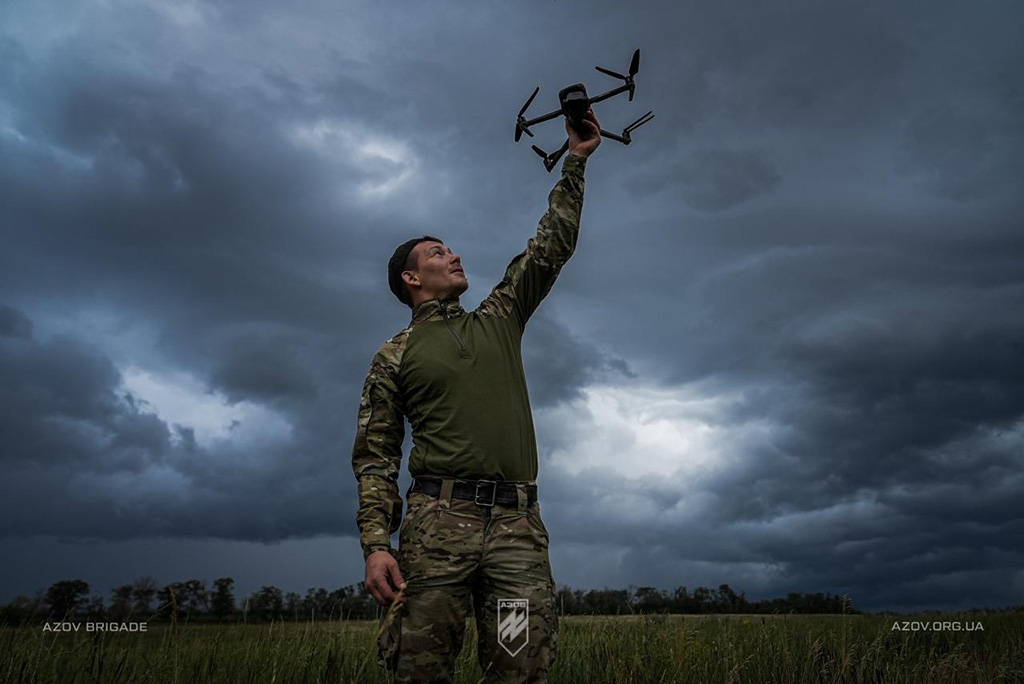Боєць Азову з дроном під час служби за контрактом 18-24