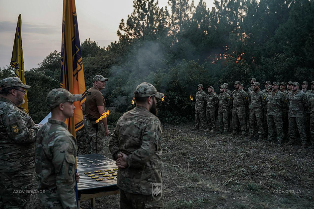 Шикування військових Азову зі смолоскипом