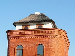 Хатинка на даху полтавського будинку стала одним із див України