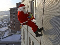 У Полтаві можна замовити Діда Мороза-альпініста, який потрапить до оселі через вікно