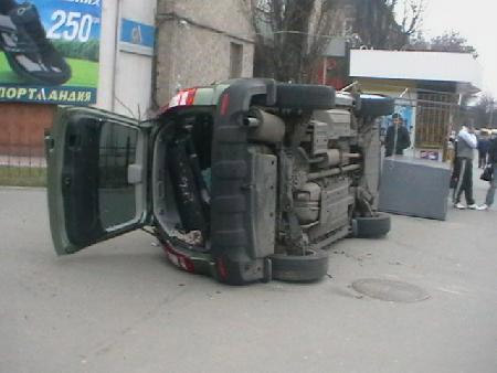В центре Кременчуга троллейбус столкнулся с джипом