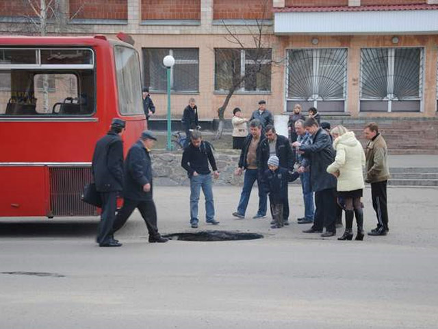 Вахтовий автобус провалився під асфальт