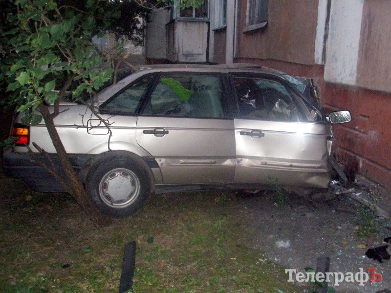 В Кременчуге иномарка врезалась в девятиэтажку. Есть жертвы