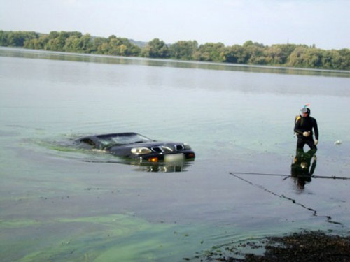 У Комсомольску 23-річна дівчина потонула в автомобілі