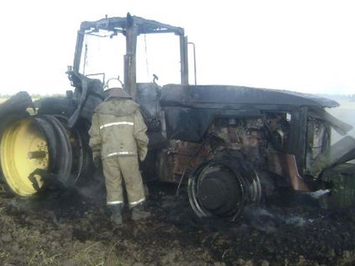 У Полтавcькому районі під час робіт на полі загорівся трактор