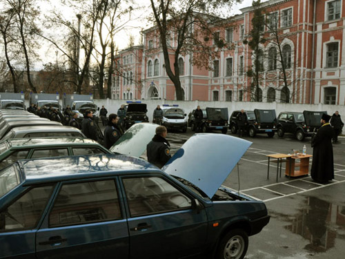 Міліціонерам Полтавщини вручили ключі від 15 нових автомобілів