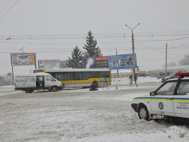Четверо людей травмувалися внаслідок зіткнення Автобуса з мікроавтобусом