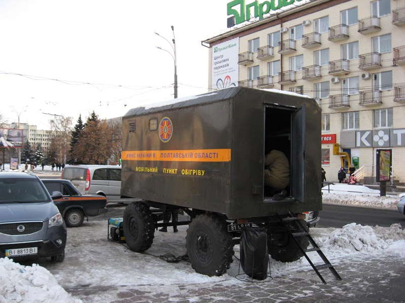 Для обігріву громадян у Полтаві додатково встановили пересувні кунги