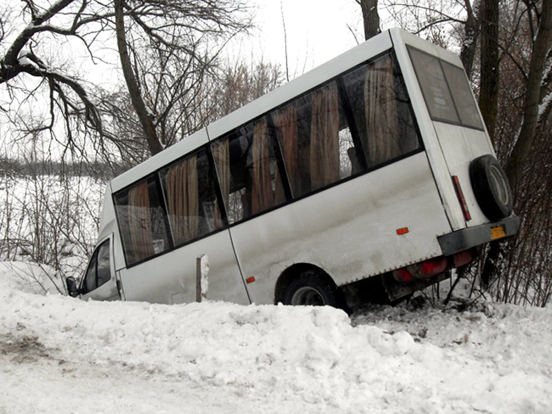 На Полтавщині мікроавтобус із пасажирами з’їхав у кювет – є травмовані