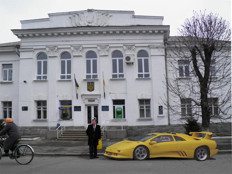 Біля міськради регулярно припарковують жовтий «Ламборгіні»