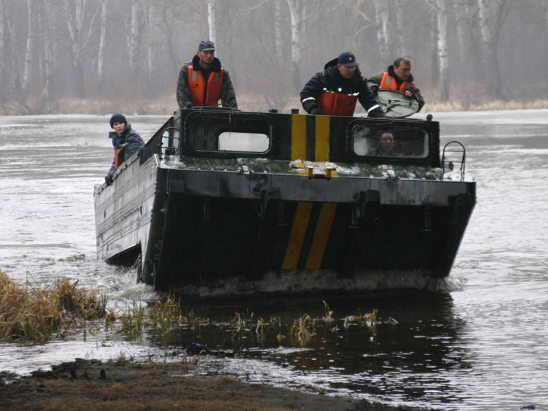 Полтавські рятувальники розпочали роботи по очистці льоду на річці Ворскла