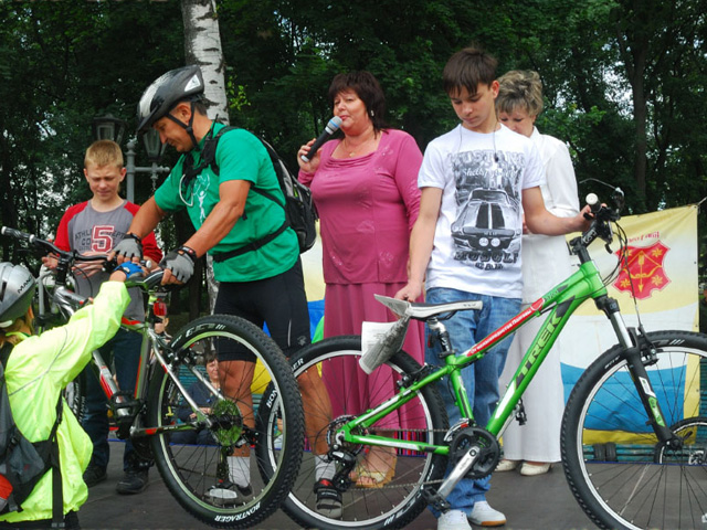 Велосипедисти подарували вихованцям школи-інтернату № 2 два велосипеди
