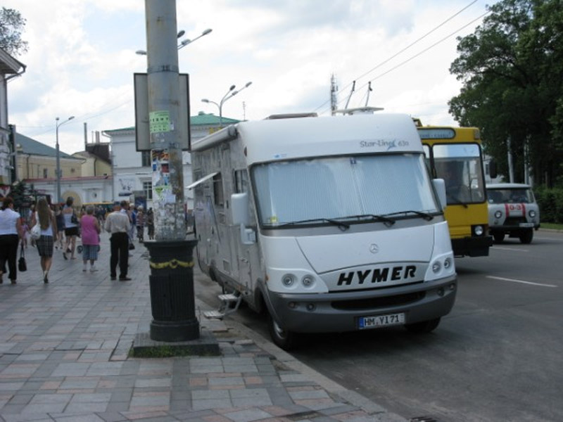 Поляки припаркувалися на автобусній зупинці