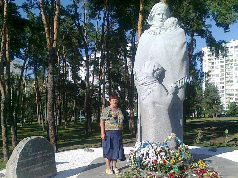 У Києві відкрили пам’ятник матері-вдові