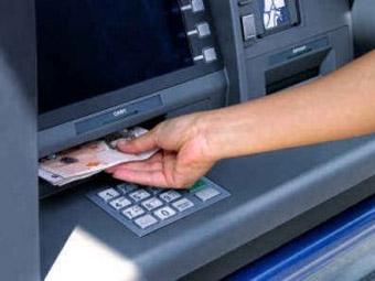 В Кременчуці молодик пограбував жінку біля банкомату