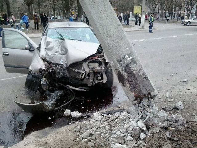 У Кременчуці автомобіль врізався в електроопору