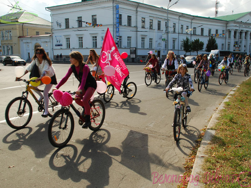 Жіночий велопарад «Червоне та чорне»