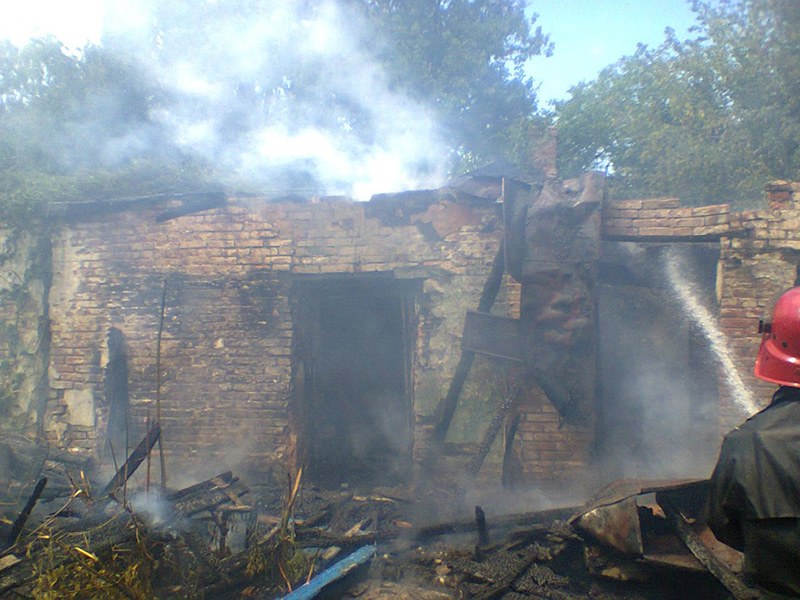 У Лубнах рятувальники ліквідували пожежу в нежитловому будинку