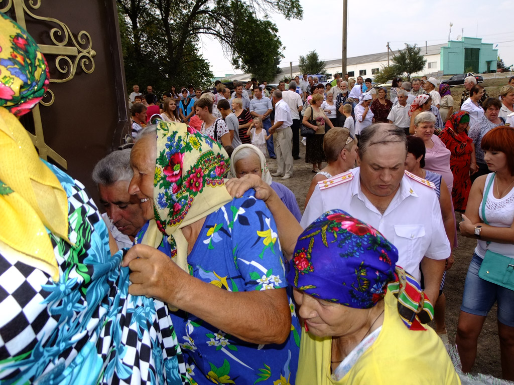 На освячення храму у Козубах прийшли сотні людей