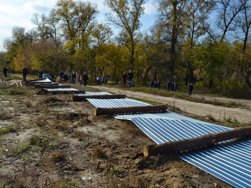 Свободівці з громадою Полтави знесли паркан навколо будівельного майданчика незаконної ГАЗС