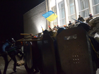 Полтавські майданівці відбивають атаку «тітушок»