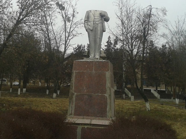 На Лохвиччині одного Леніна обмалювали, а іншому відбили голову
