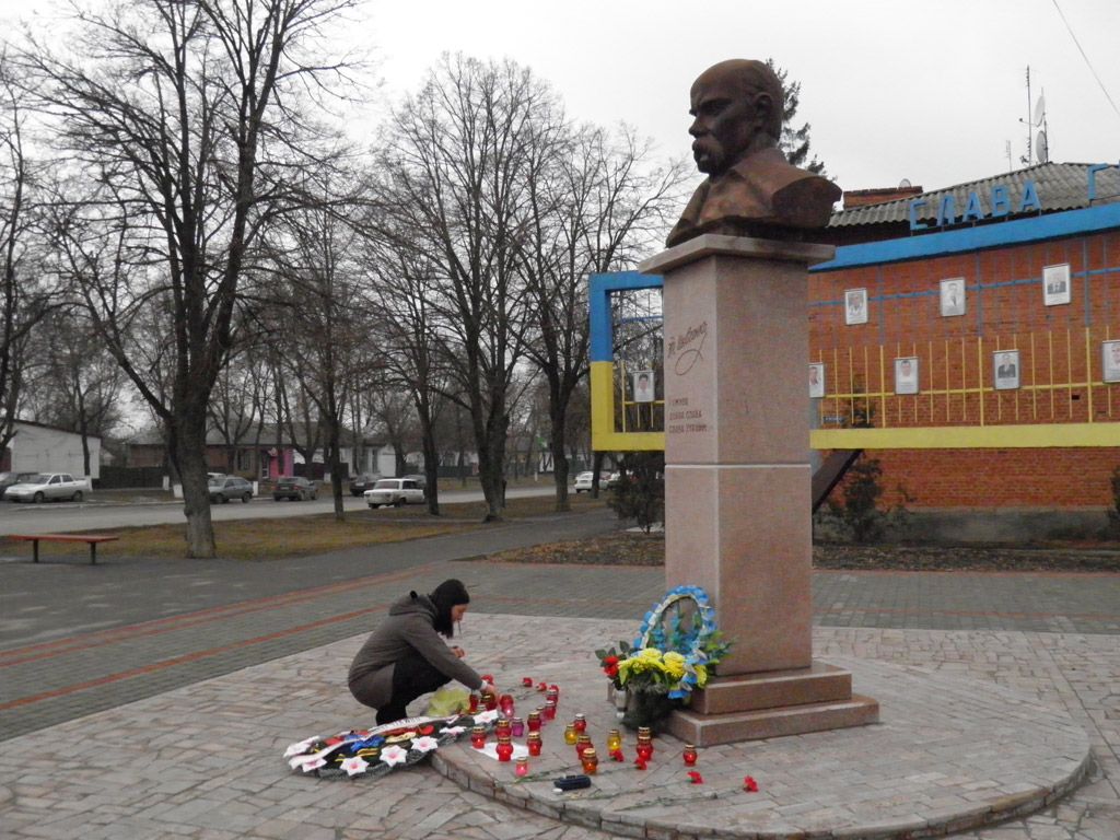 Біля Шевченка запалили лампадки в пам’ять про загиблих
