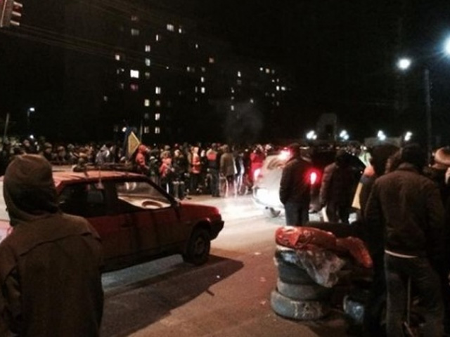 5-тисячний натовп забарикадував дорогу на аеропорт «Бориспіль»