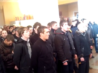 На Черкащині активісти під наглядом міліції змусили «тітушок» співати гімн України