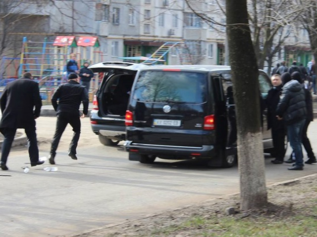 В інтернет потрапили фото, як Добкін тікає після з’їзду в Харкові