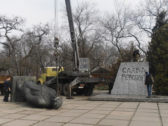 У Лубнах знесли пам’ятник Леніну та погруддя Кірова