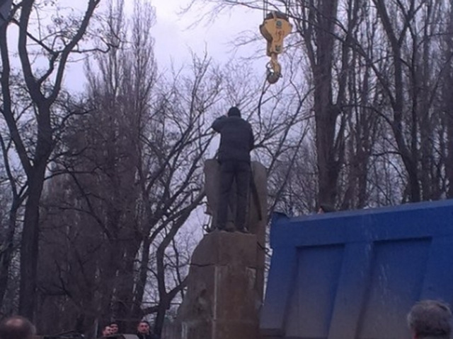 У Кременчуці біля вагонзаводу демонтували пам’ятник Леніну