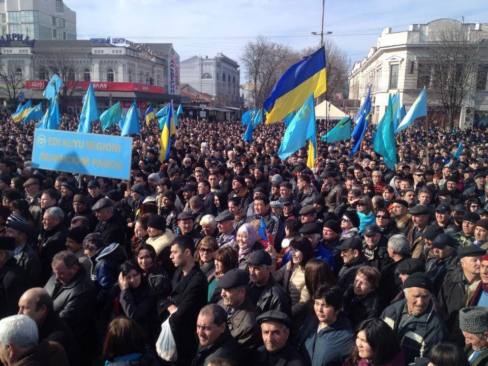 Біля ВР Криму татари скандують «Слава Україні!», їхні опоненти — «за Росію!»