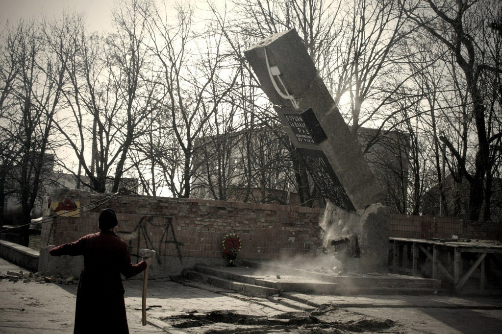 У Кобеляках за кілька годин звалили пам’ятник Леніну і пам’ятну стеллу