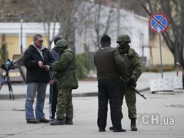 Вулиці Сімферополя оточили військові з автоматами, а під Радою – озброєні конвої