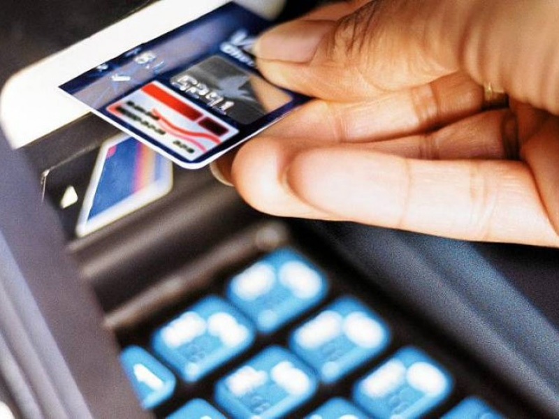 ПриватБанк обмежив зняття коштів в банкоматах до 1000 грн в день