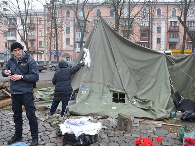 Активісти розбирають намет біля будівлі Полтавської ОДА 