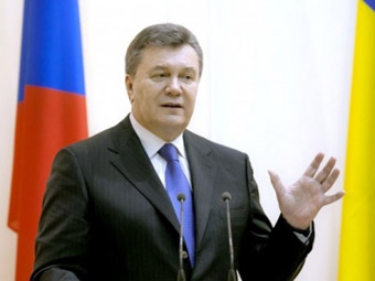 Янукович обурений, що українці в Криму вимагають до себе поваги навіть під дулами автоматів