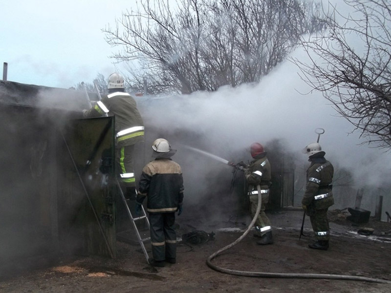 У Лубнах вогнеборці ліквідували пожежу на території гаражного кооперативу