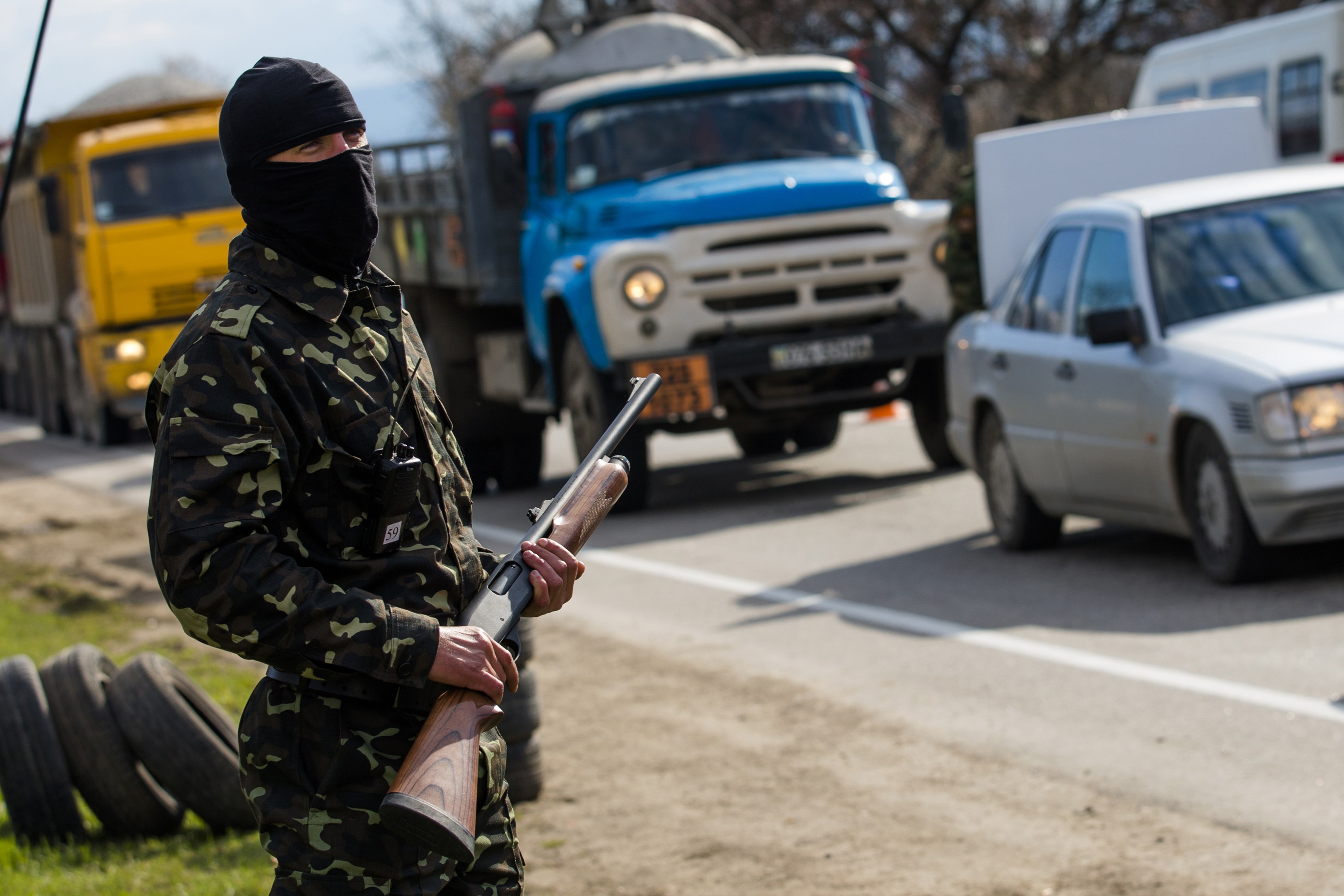 У Криму російські військові таранили українців трактором і захопили КПП