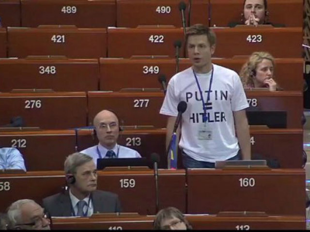 У Раді Європи спалахнув скандал через футболку українського делегата з написом "PUTIN = HITLER"