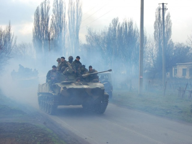 На Донеччині люди з вигуками "Ганьба!" зустрічали українських військових на танках і БТРах