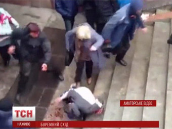 У Харкові оскаженіла сепаратистка добивала ногами закривавленого активіста