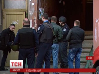 У Києві в багатоповерхівці силовики влаштували спецоперацію: шукали вибухівку і підозрілих чоловіків