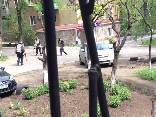 Українські силовики штурмують захоплене сепаратистами міськуправління МВС Маріуполя