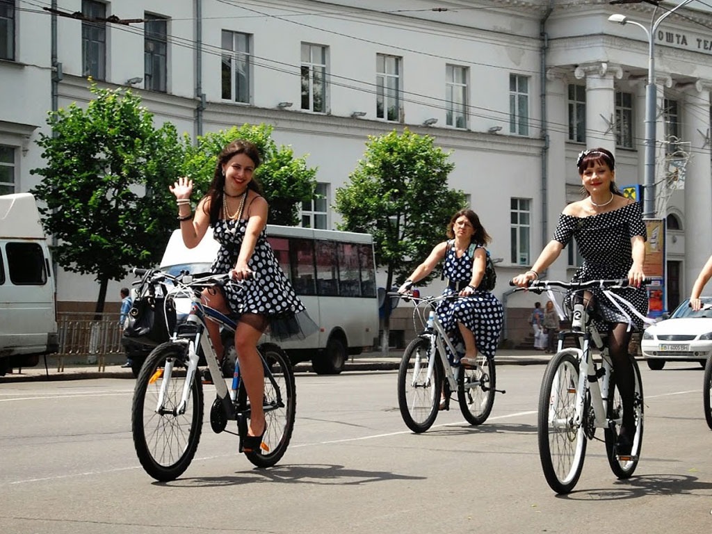 Відбувся жіночий велопарад «Сукня в горошок»