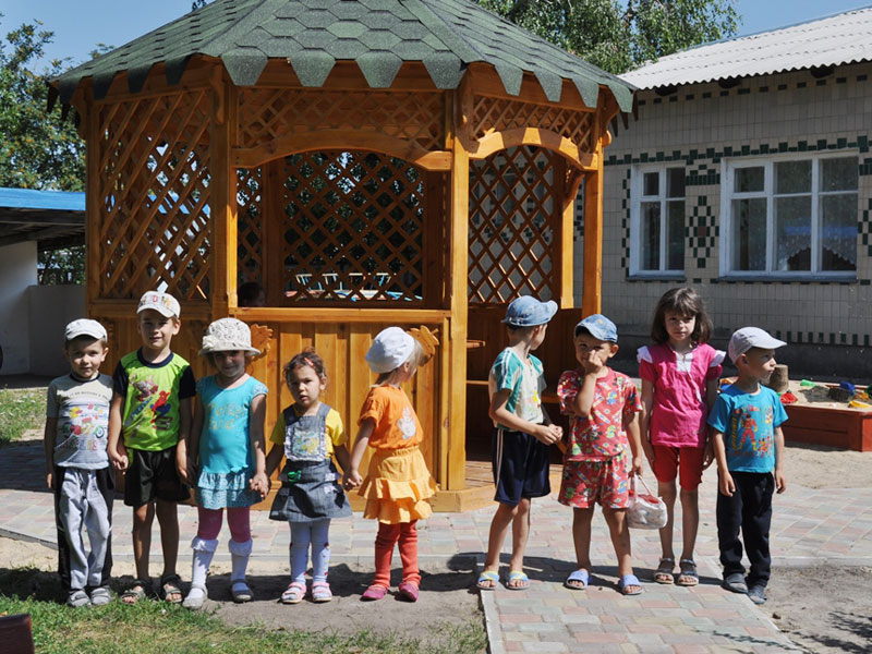 У селі Ковалівка провели ремонт і благоустрій території дитячого садка
