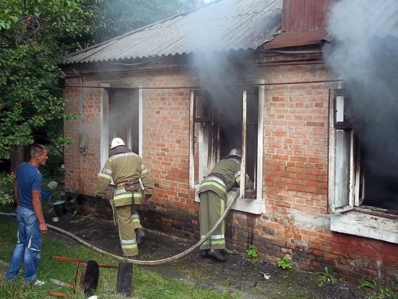 Вогнеборці врятували з палаючого будинку чоловіка